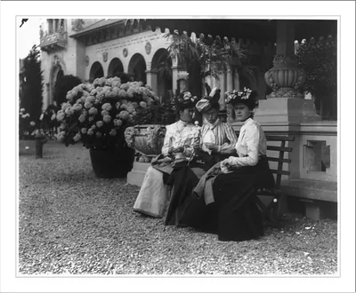 [Pan-American Exposition, Buffalo, N.Y., 1901: 3 women seated on bench]