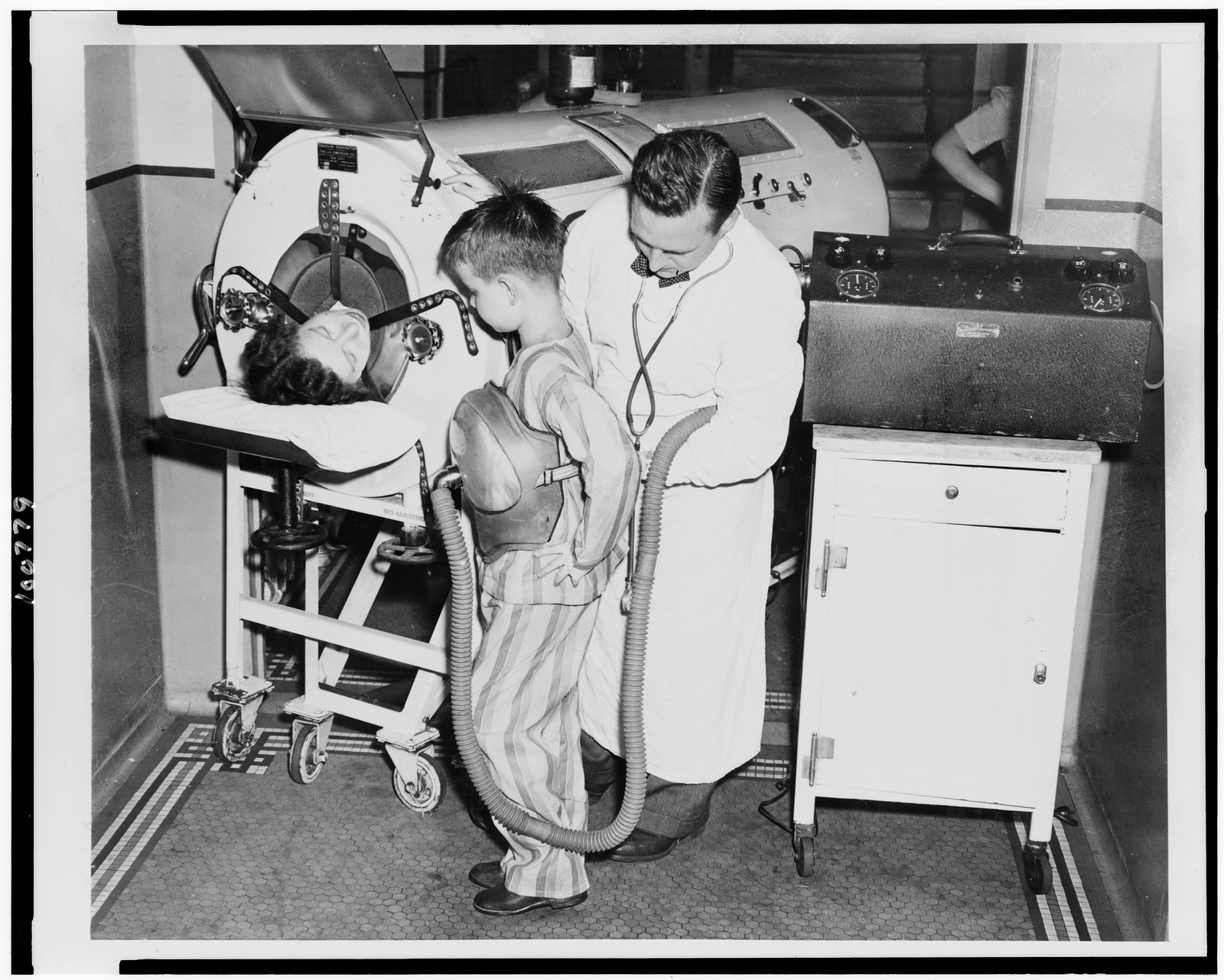 Revolutionary 1 pound iron lung / Acme Newspictures., 1949 — historic photograph