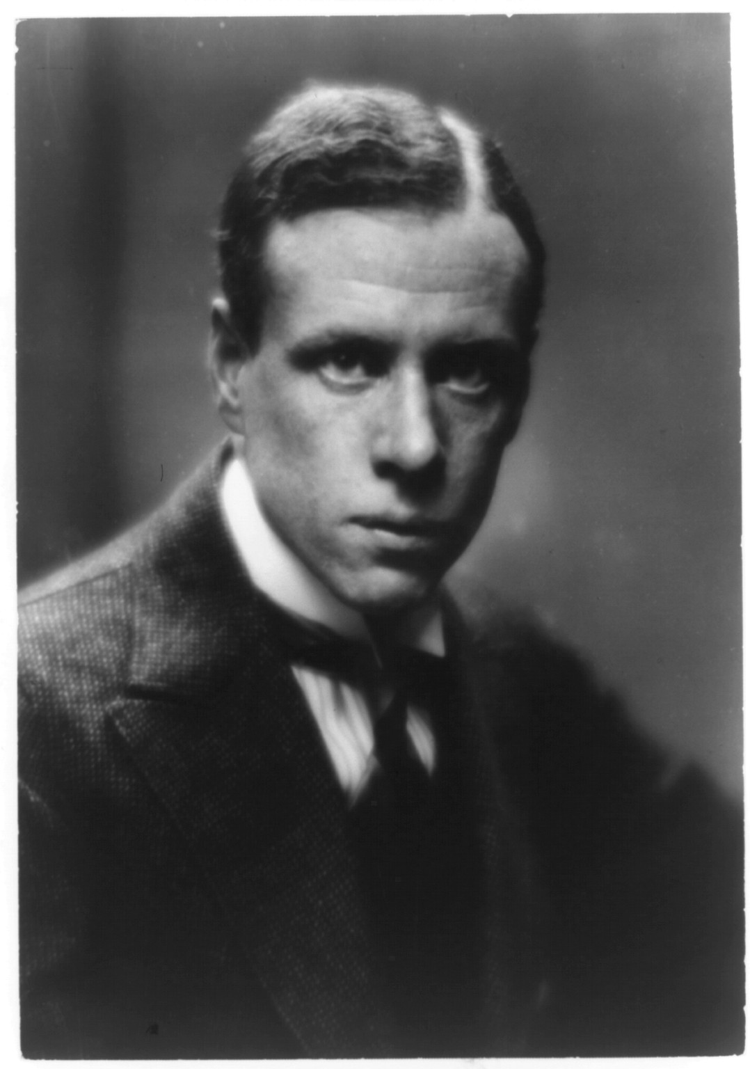 [Sinclair Lewis, head-and-shoulders portrait, facing right], [between 1900 and 1940] — historic photograph