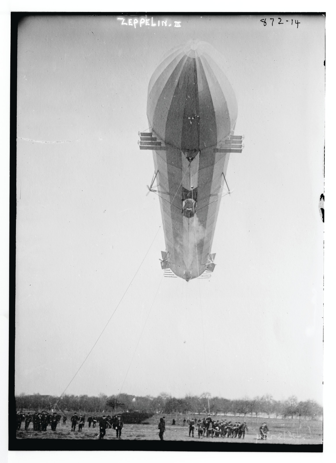 Blimp, Zeppelin No. 3, in flight, 1907 — historic photograph