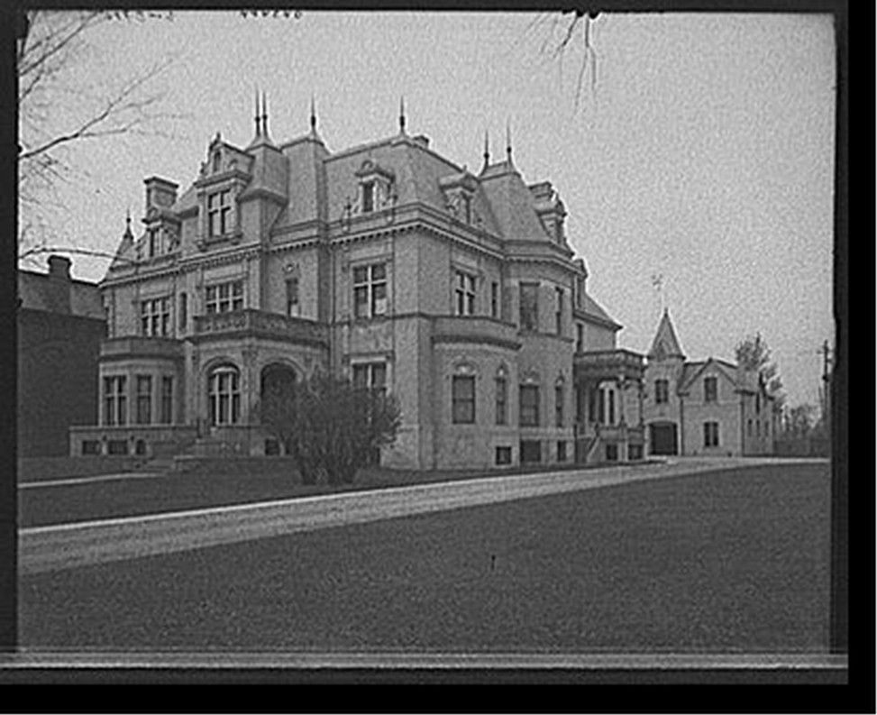 [Home of Mrs. C.L. Stephens, 1123 Woodward Avenue, Detroit, Mich.], [between 1905 and 1915] — historic photograph