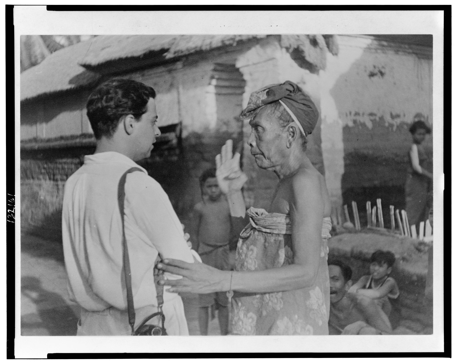 [Miguel Covarrubias talking to an elderly Balinese woman], [between 1930 and 1935] — historic photograph