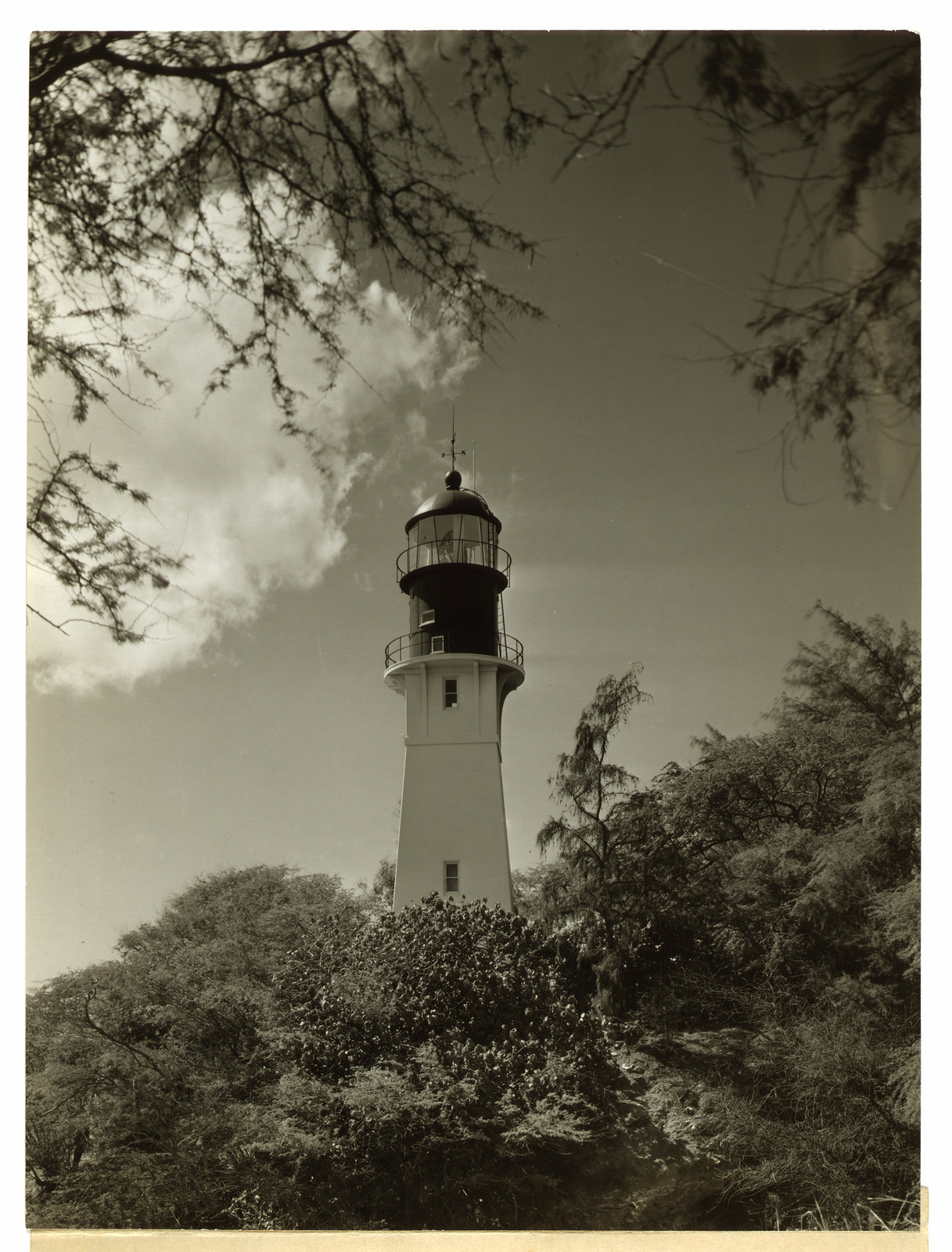 Federal lighthouse service in Hawaii. Diamond Head Lighthouse, Honolulu, Hawaii — historic photograph