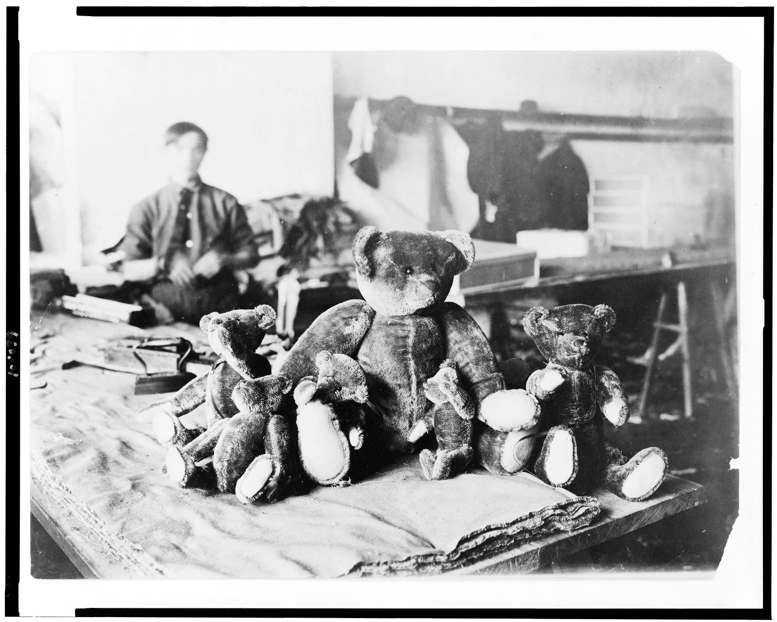 [Teddy bears, made in New York, on table, in factory(?)], [1915] — historic photograph