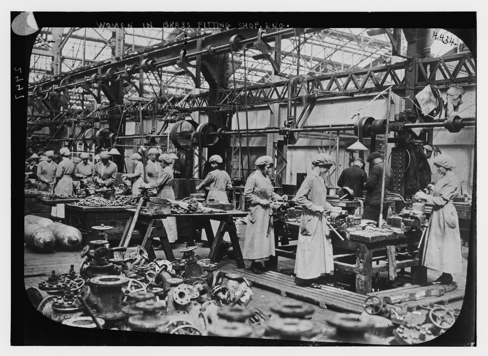 Engl. women in brass fitting shop, n/a — historic photograph