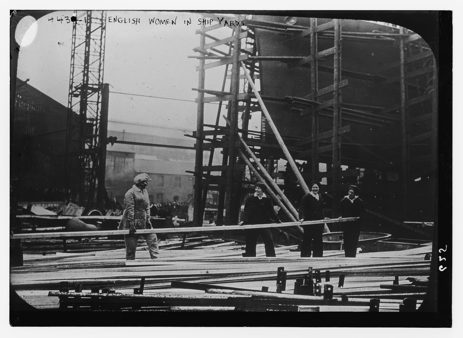 Engl. women in ship yds., n/a — historic photograph