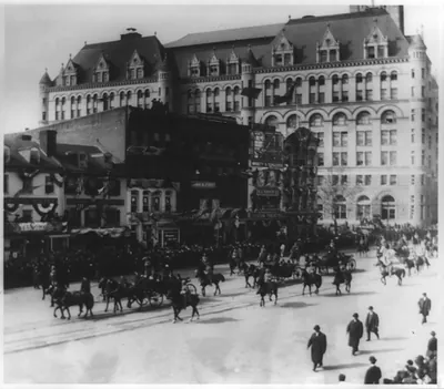 [President Theodore Roosevelt passing 10th Street and Pennsylvania Avenue in inauguration parade on way to the Capitol]