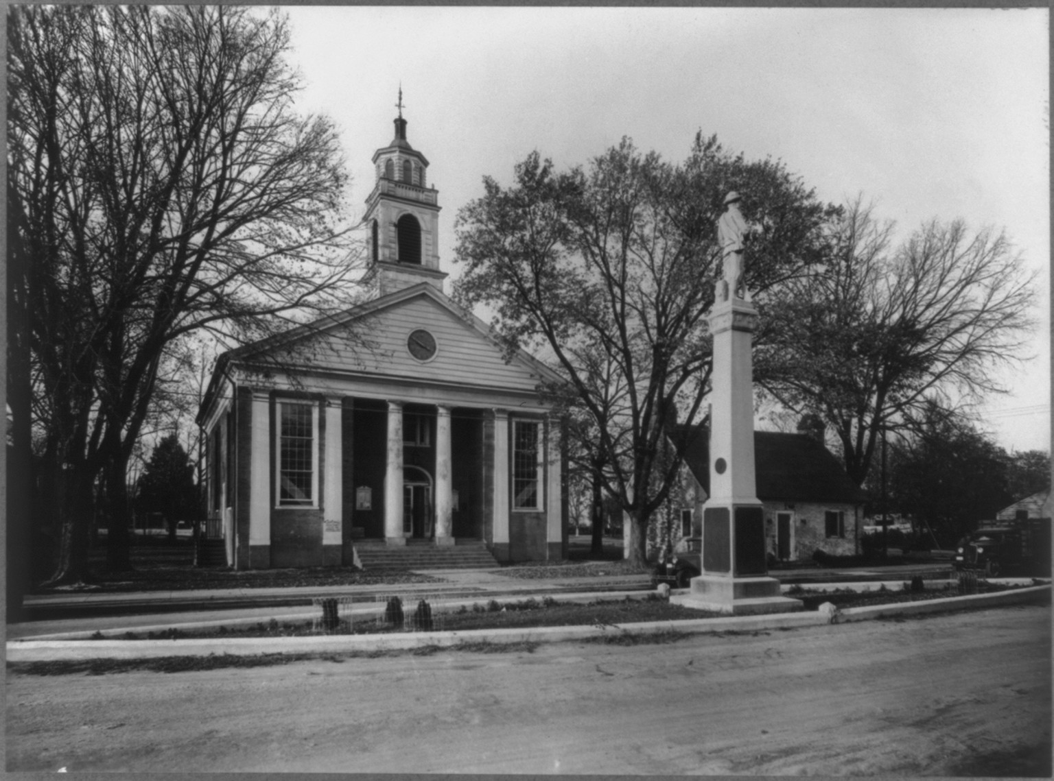 Essex County Court House and Confederate monument, Tappahannock, Va., 1935 — historic photograph