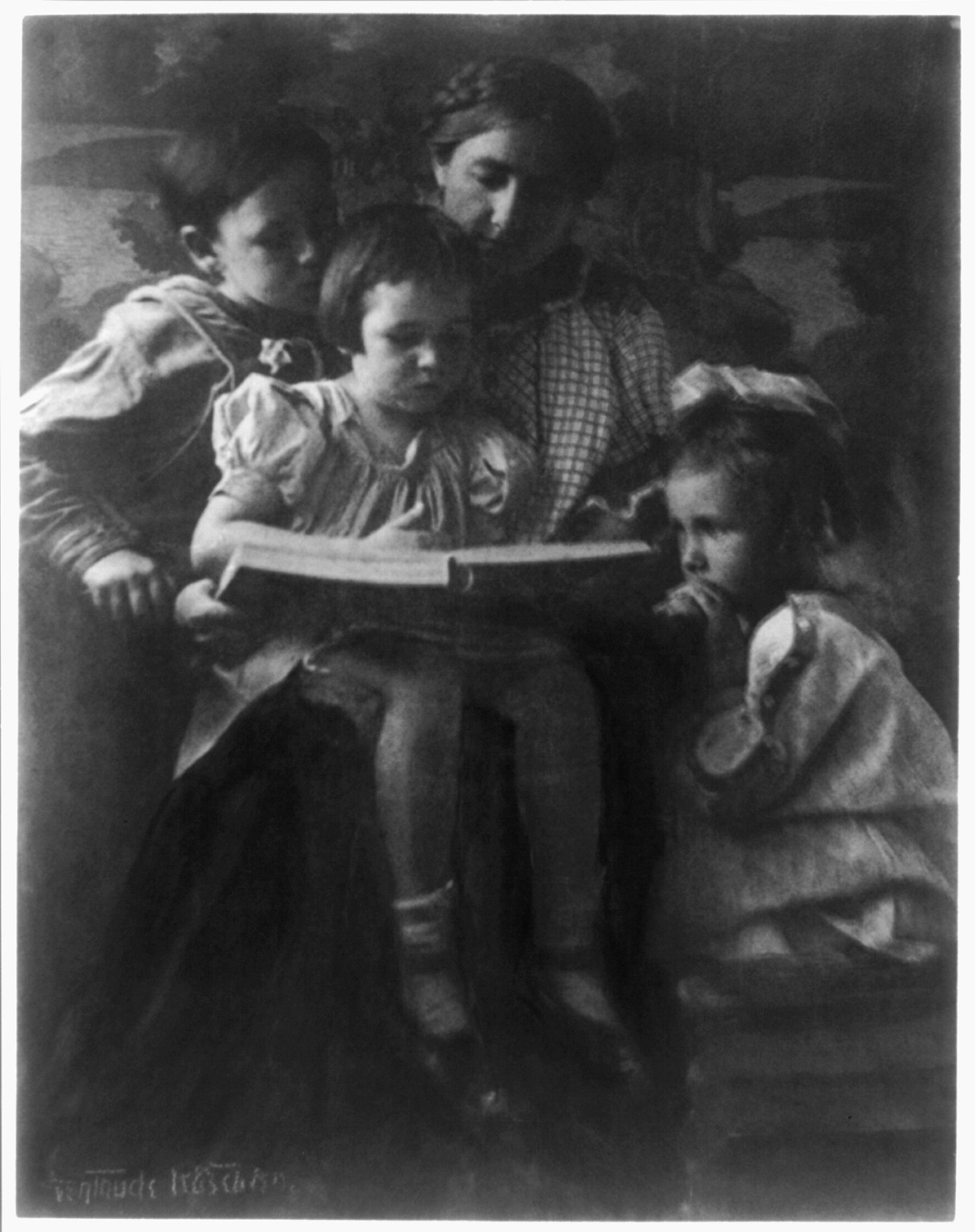 [Woman and children reading] / Gertrude Käsebier., [ca. 1900] — historic photograph