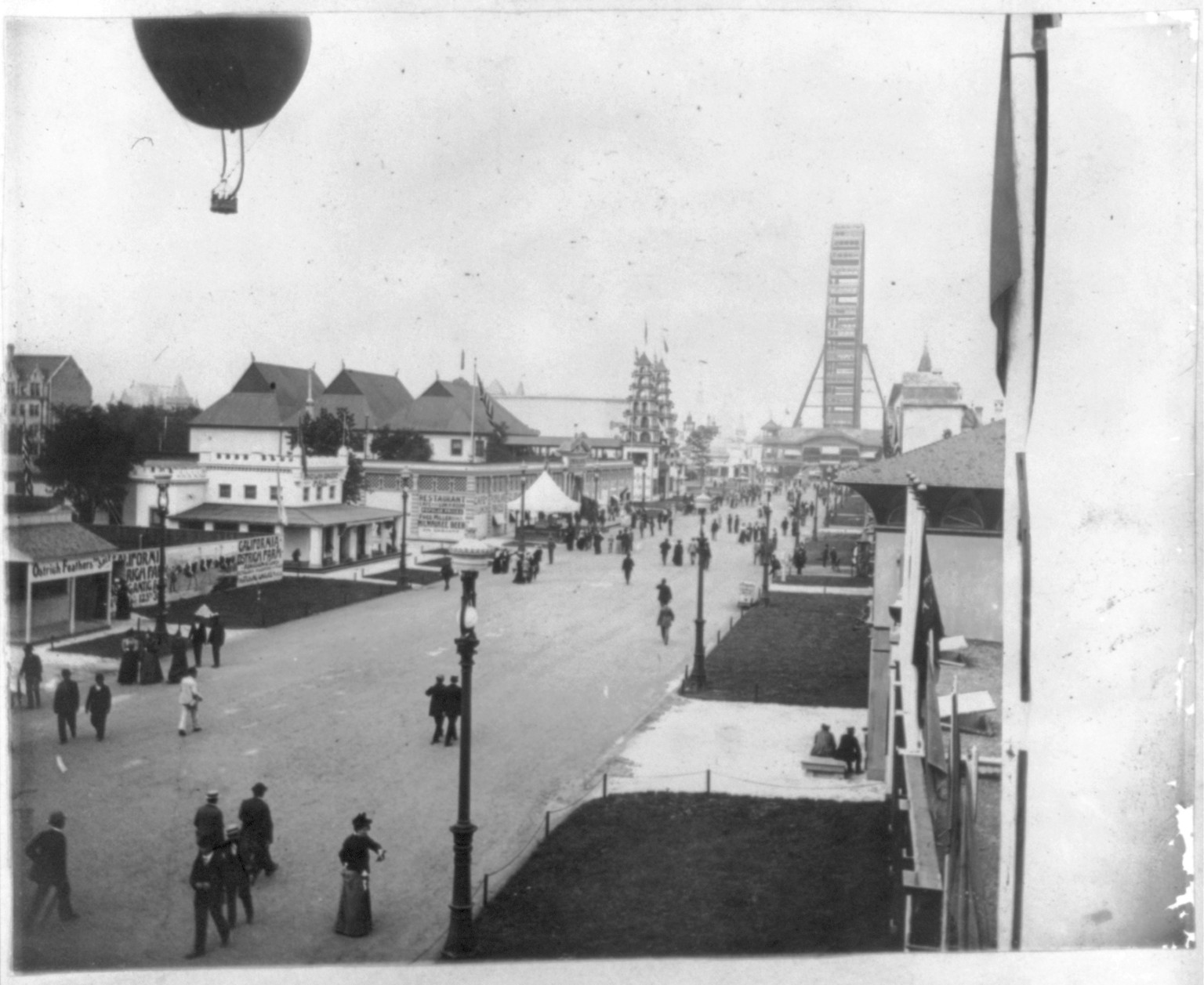 Midway Plaisance and balloon, World's Columbian Exposition, Chicago, Ill., c1893. — historic photograph