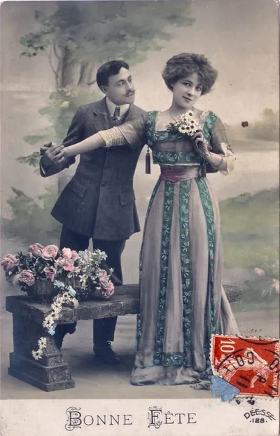Bonne Fête greeting postcard of a couple with flowers