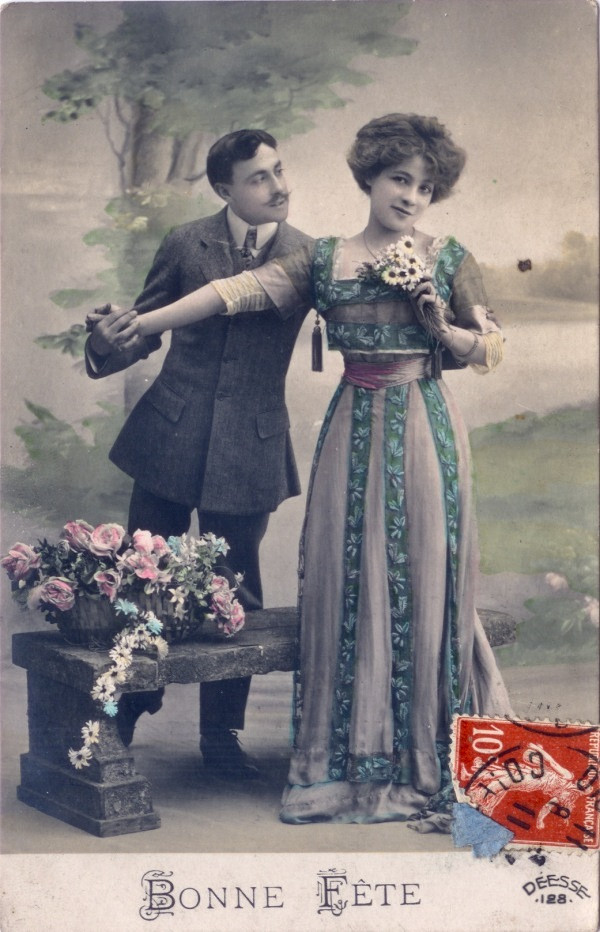 Bonne Fête greeting postcard of a couple with flowers — vintage postcard