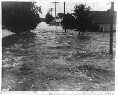 Melville, La., crevasse waters flowing through the town
