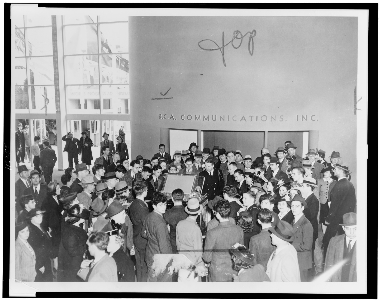 [Crowd surrounds television at RCA exhibit at 1939 World's Fair], 1939 — historic photograph