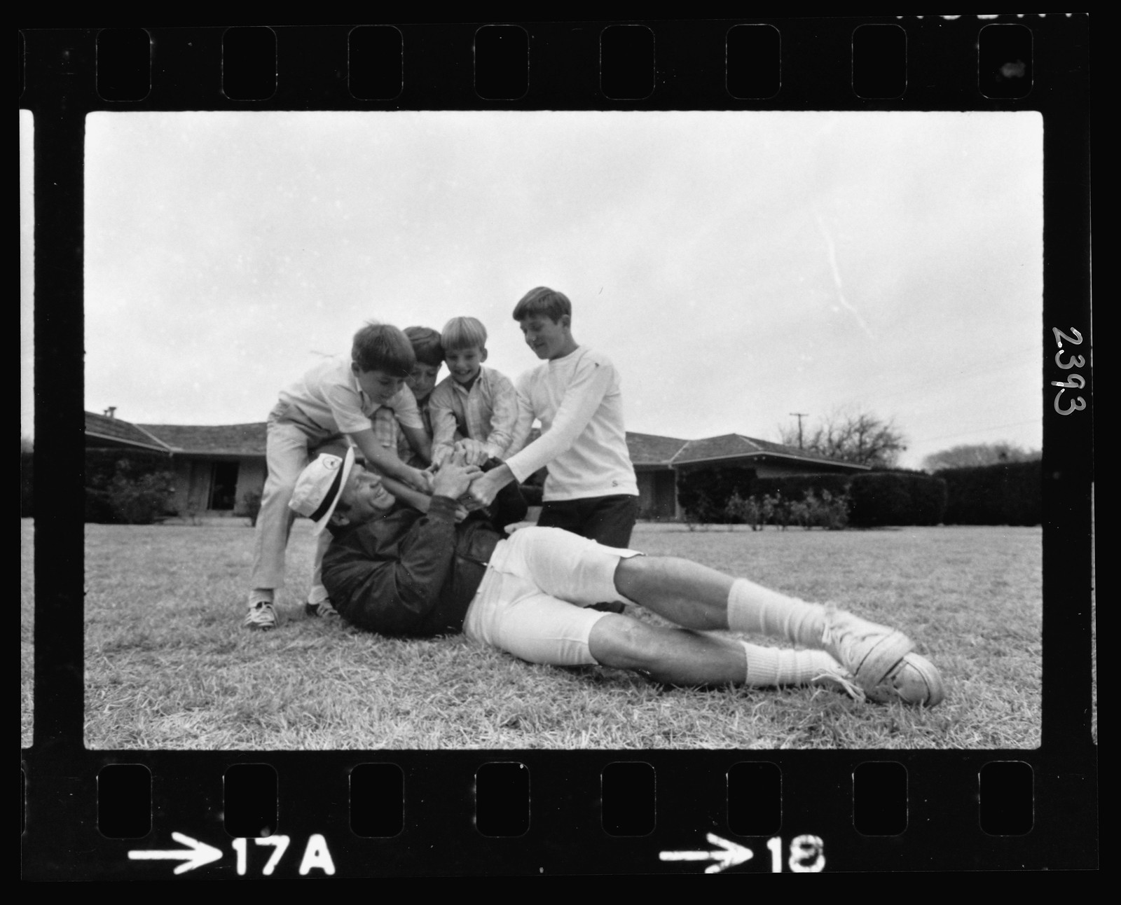 [Mickey Mantle holding football as sons attempt to wrest it from him] / Thomas R. Koeniges. — historic photograph