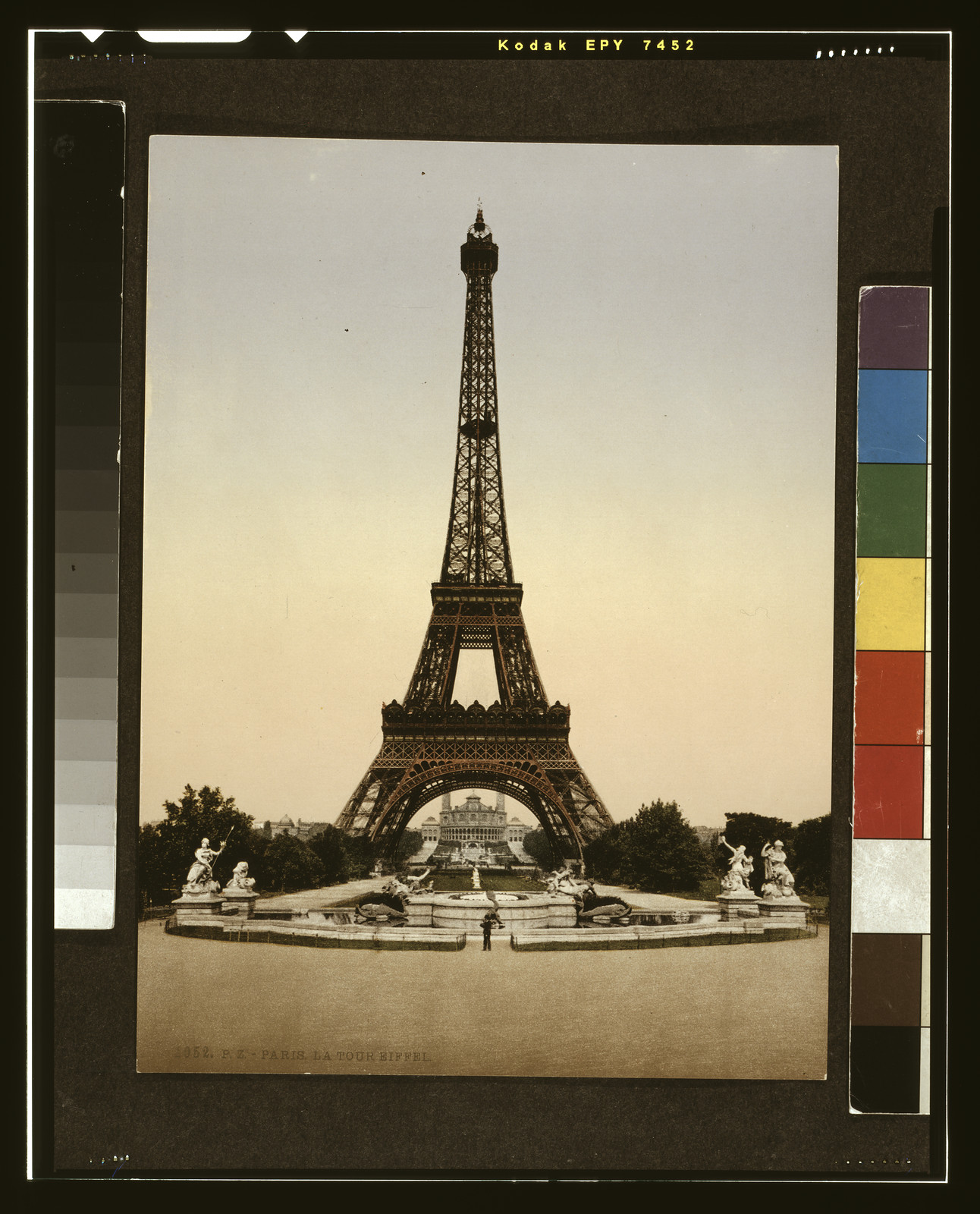 [Eiffel Tower, full-view looking toward the Trocadero, Exposition Universal, 1900, Paris, France], [between ca. 1890 and ca. 1900]. — historic print