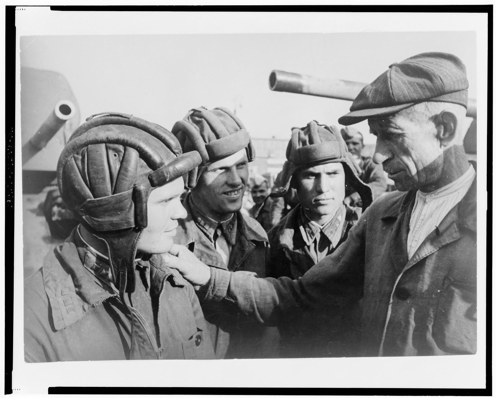 Master of the tractor factory, participant in the defense of Tsaritsyn (Volgograd), Petr Rodionovich Solotukhin showing tanks to the Hero of the Soviet Union, Sr. Lt. Khazov / Georgii Zel'ma. — historic photograph