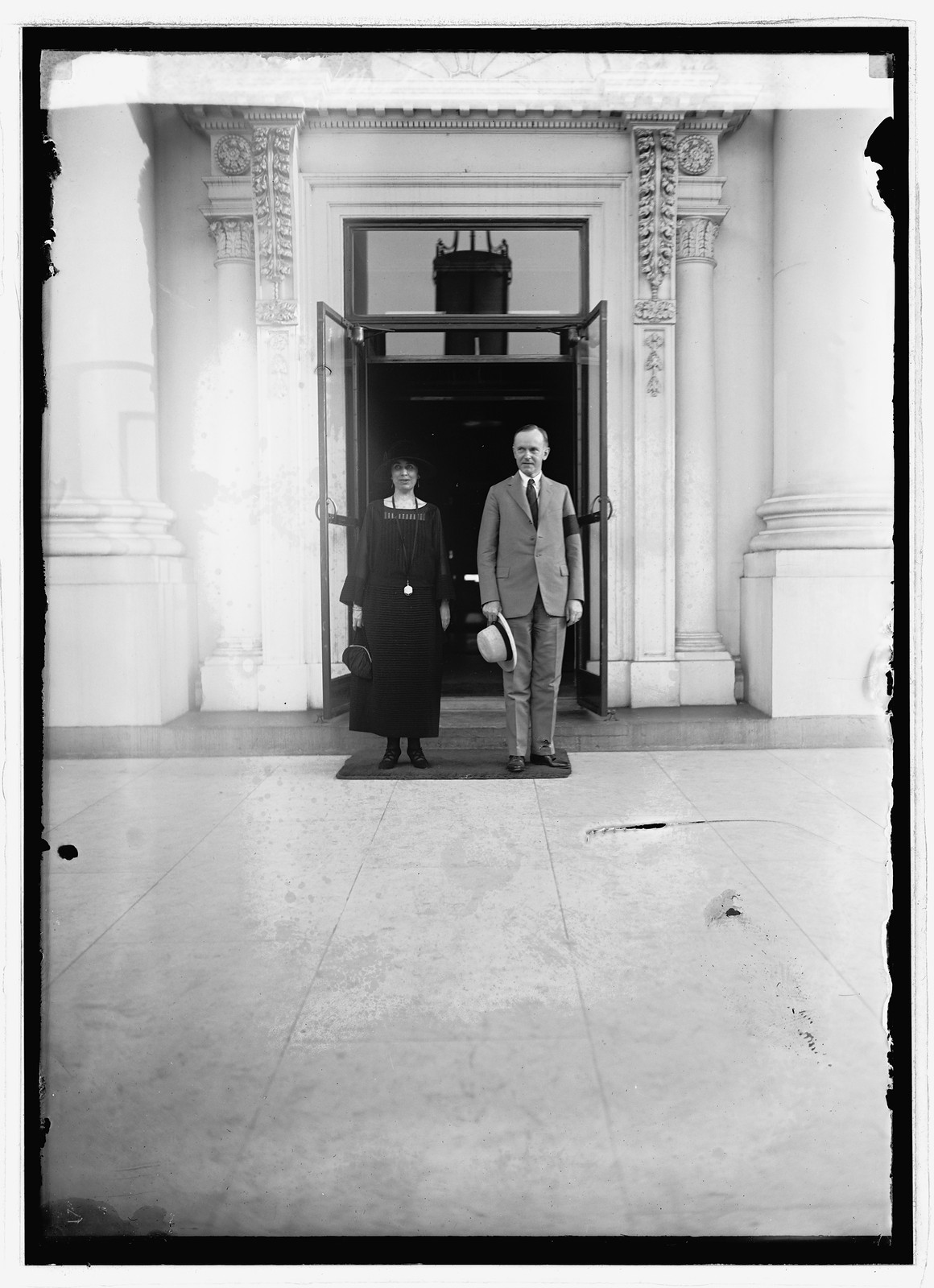 Coolidge & Mrs. C. arriving at White House, [8/21/23], [1923 August 21] — historic photograph