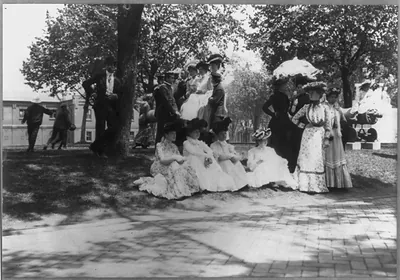 U.S. Naval Academy, Annapolis: cadets and women on lawn