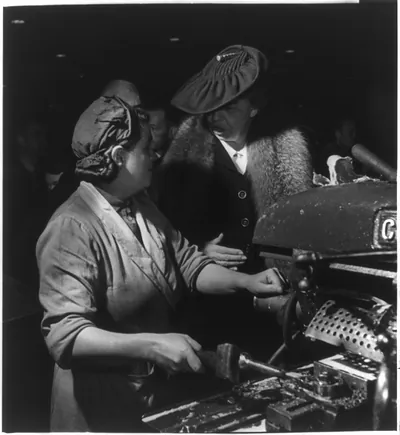 [Eleanor Roosevelt talking with woman machinist during her goodwill tour of Great Britain]