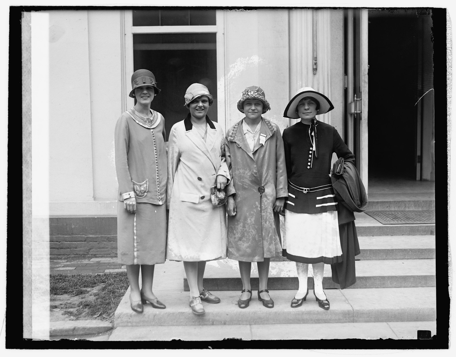 Dorothy Arrington & friends at White House, [1926] — historic photograph