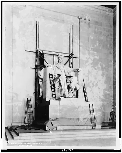 [Lincoln statue under construction in the Lincoln Memorial] / Underwood & Underwood, Washington.