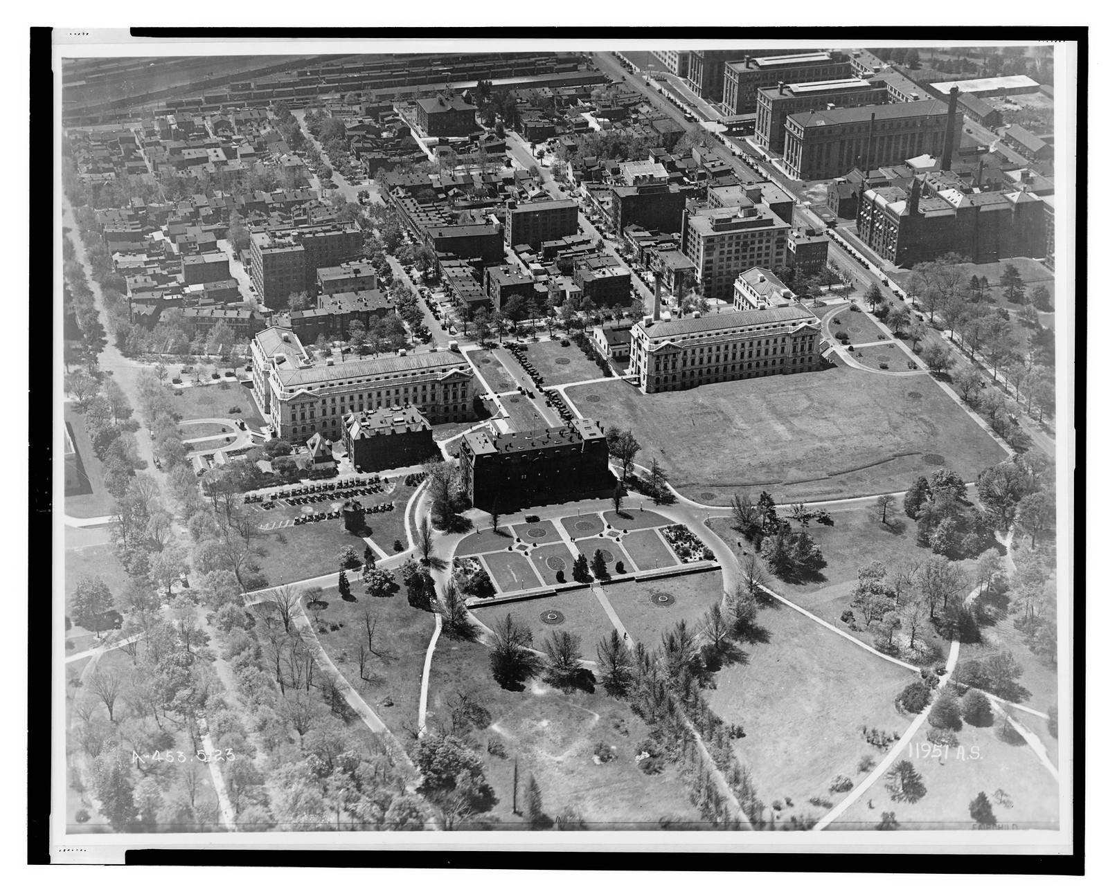 [Aerial view of Washington, D.C. looking toward southwest with Dept. of Agriculture building], [between 1930 and 1940] — historic photograph