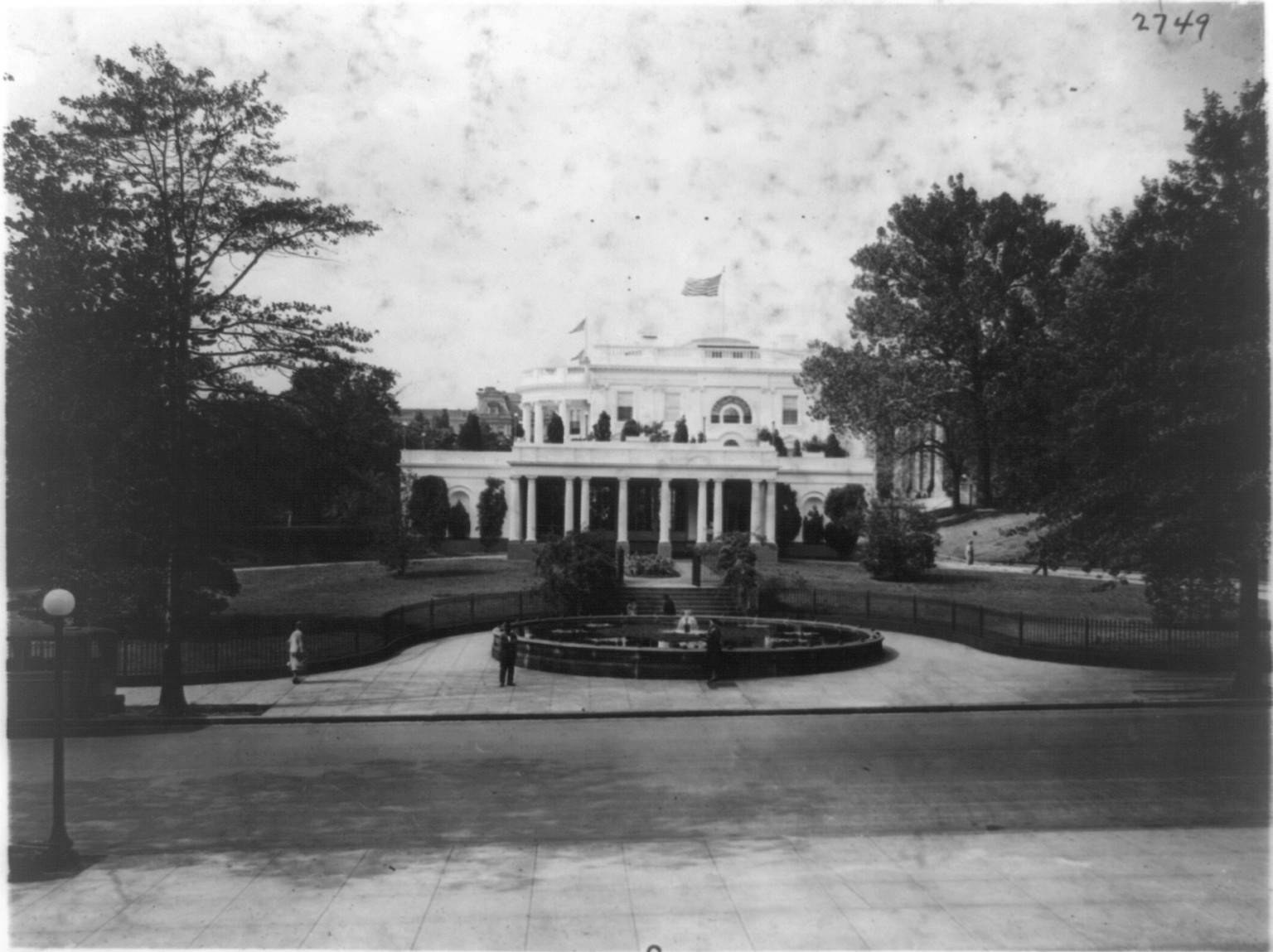 [East side of the White House], [between ca. 1920 and 1930] — historic photograph