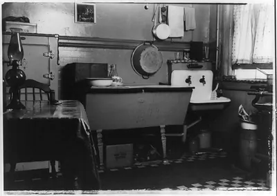 [Tenement kitchen in disrepair, New York, N.Y.]