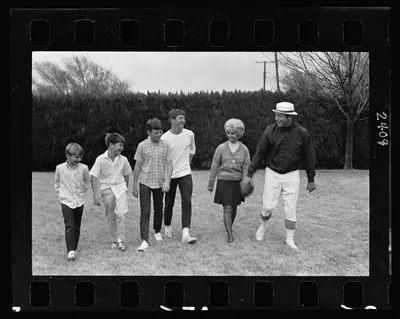 [New York Yankee baseball player Mickey Mantle outdoors with wife Merlyn and sons Mickey, Jr., Danny, David and Billy] / Thomas R. Koeniges.