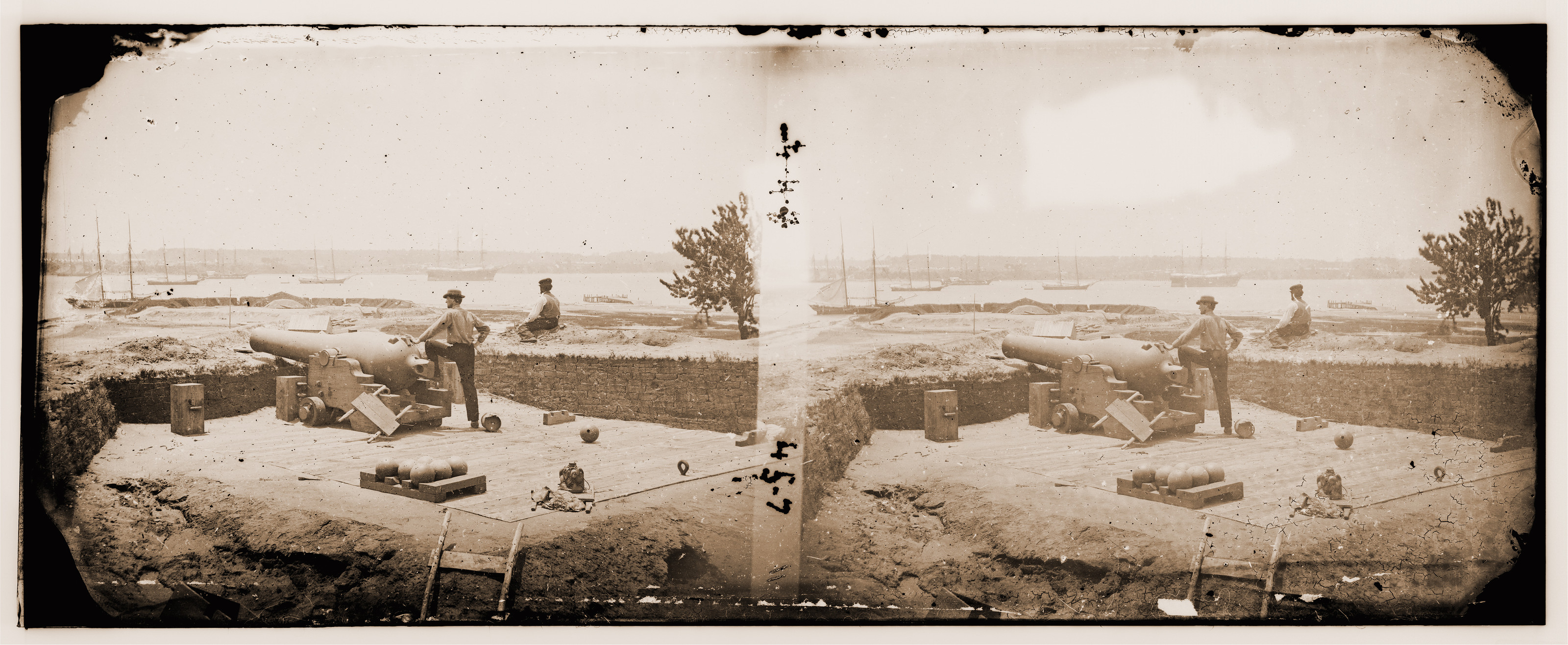 Gloucester Virginia. Fortifications showing a 11-inch smooth-bore Dahlgren naval gu, 1862 — historic photograph