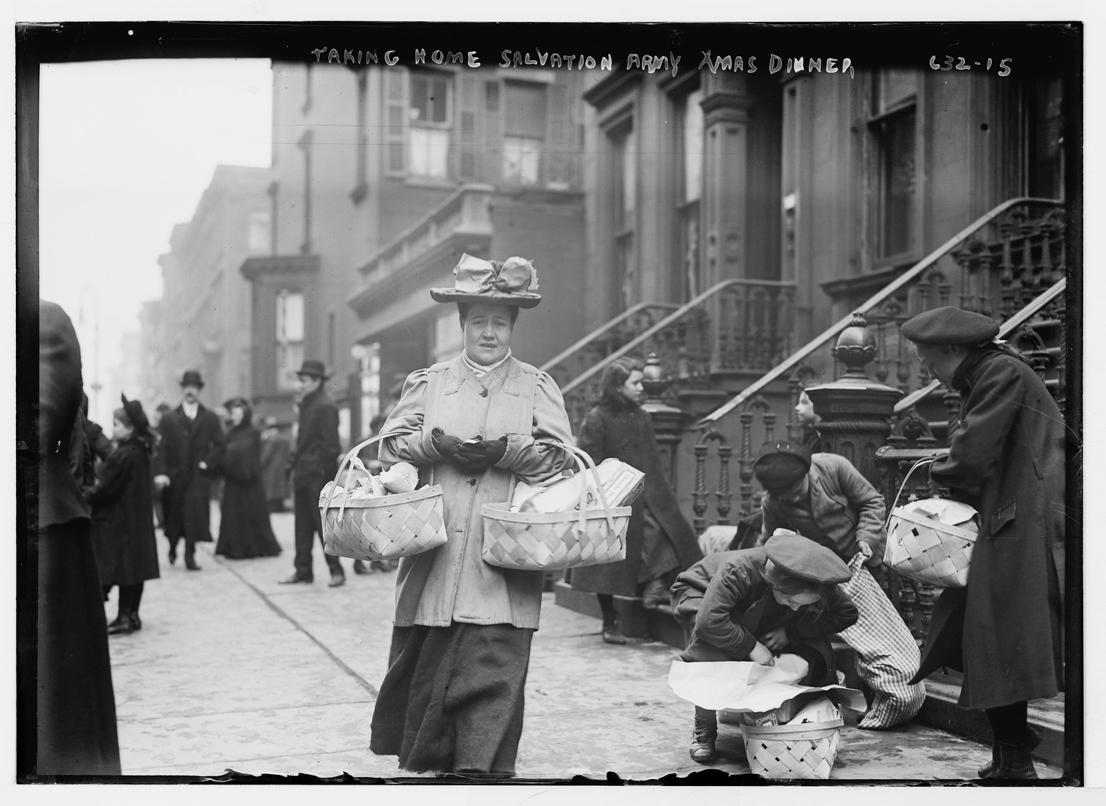 Women carrying baskets - Salvation Army Christmas dinner, New York, 1908 — historic photograph