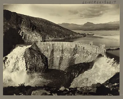 Aerial view of Roosevelt Dam and Roosevelt Lake
