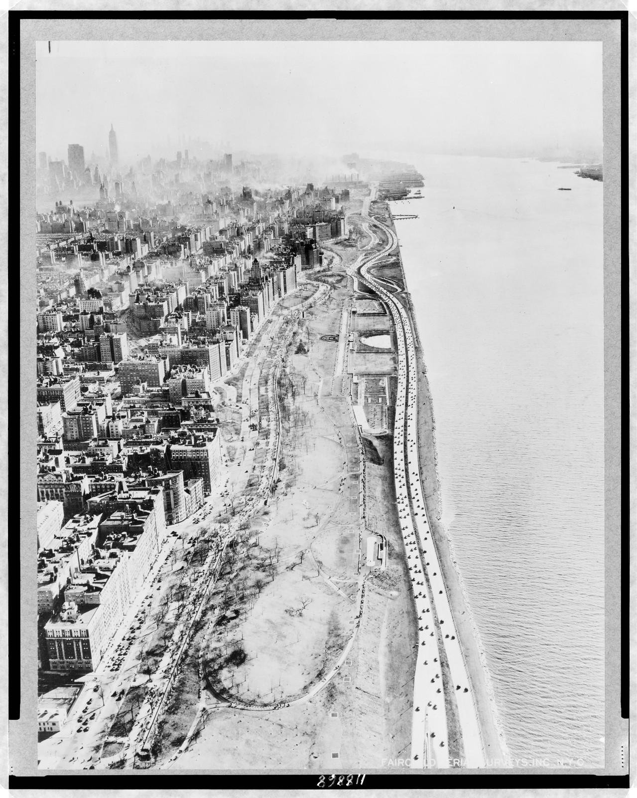 Aerial view of Riverside Drive and Henry Hudson Parkway in New York / Fairchild Aerial Surveys, Inc., [between 1937 and 1946] — historic photograph