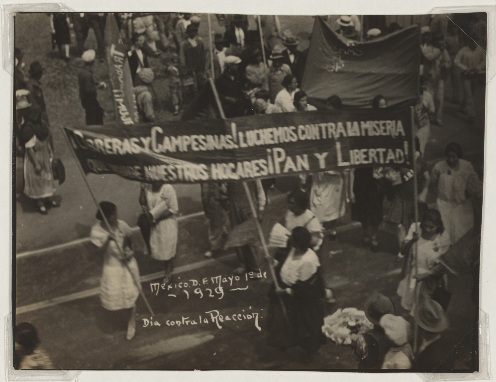 Mexico City May Day march banner, 1929: Pan y libertad — historic image