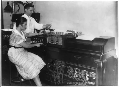 [Machines being used in automobile travel analysis at federal agency in Wash., D.C.: Miss Elizabeth Woodward with man using electric tabulating machine]