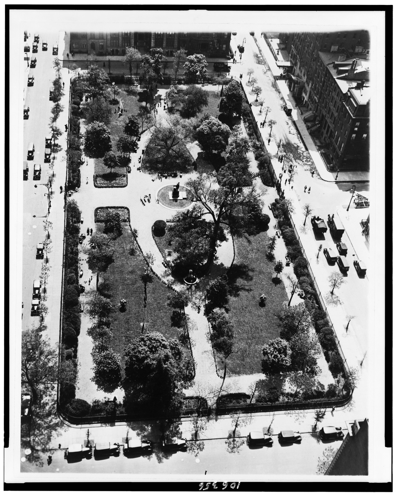[Bird's-eye view of Gramercy Park, New York City, N.Y.], [ca. 1925?] — historic photograph