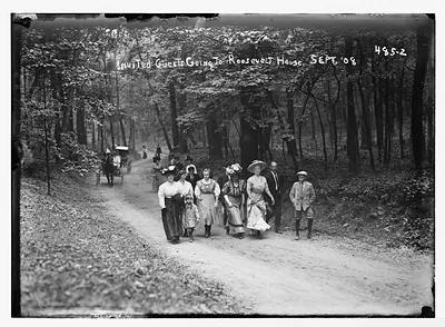 Invited guests on way to Roosevelt House, on foot and in carriage
