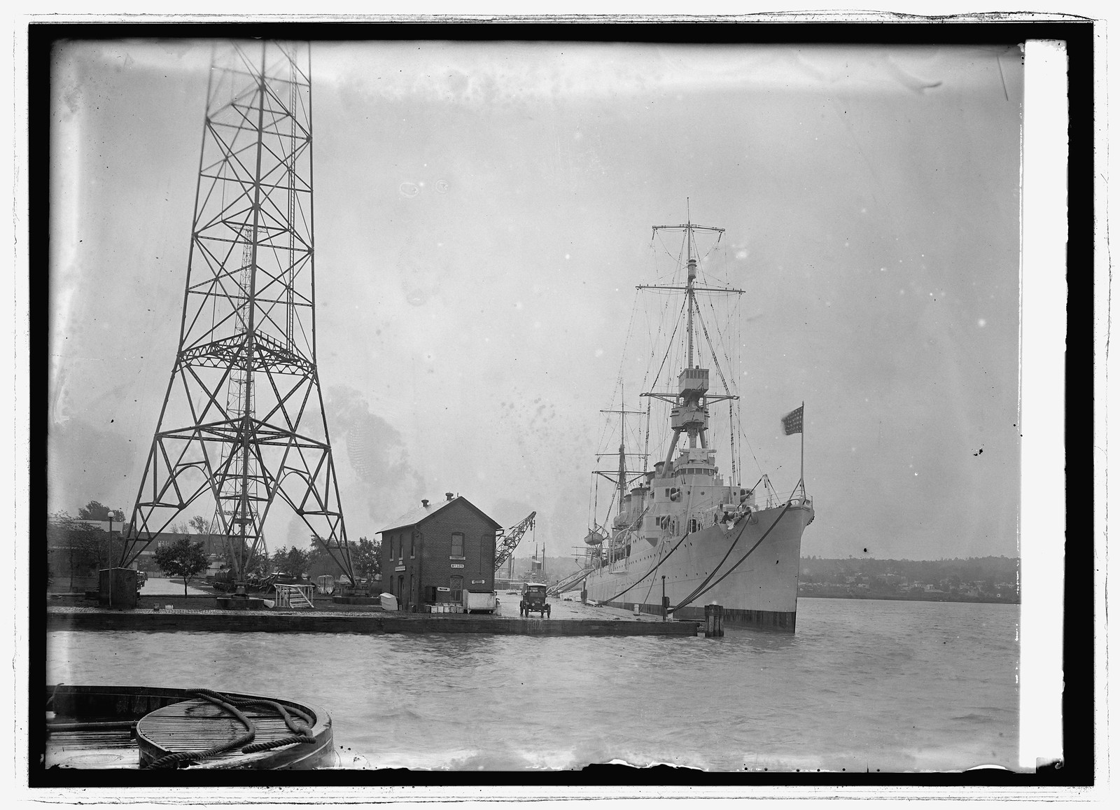 Arrival of body of Maj. R.W. Imbrie at Wash. Navy Yard, 9/29/24, [19]24 September 29. — historic photograph