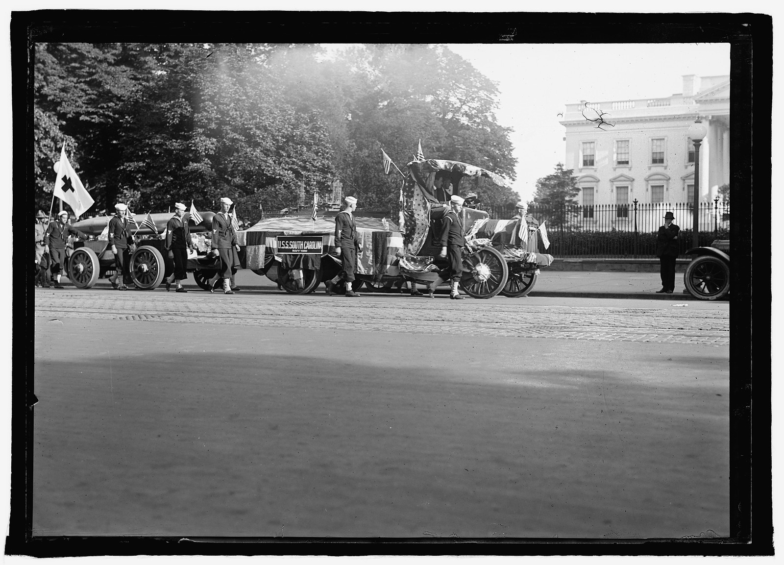 Red Cross parade, May 1918, marching past White House, [Washington, D.C.], 1918 May. — historic photograph