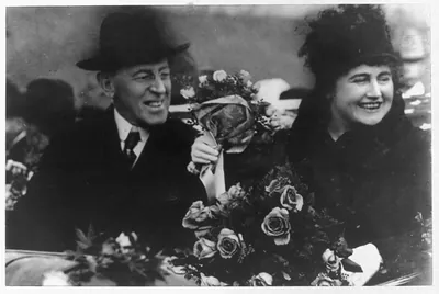 Woodrow Wilson and wife: in auto with roses