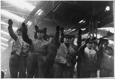 [Workers saluting and listening to Göring's speech at Weser-Werft (Weser Dockyard)]