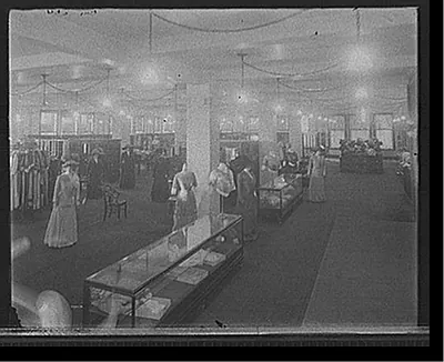 [Elliott, Taylor, Woolfenden, cloak and suit, Detroit, Mich.]