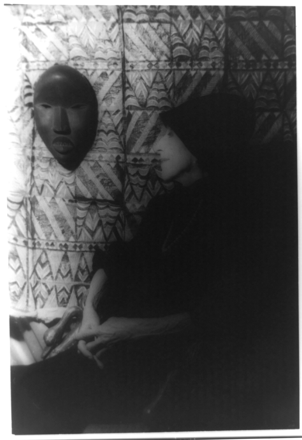 [Portrait of Isak Dinesen (Baroness Karen Blixen) looking at African mask and textile on wall], 1959 Jan. 29. — historic photograph