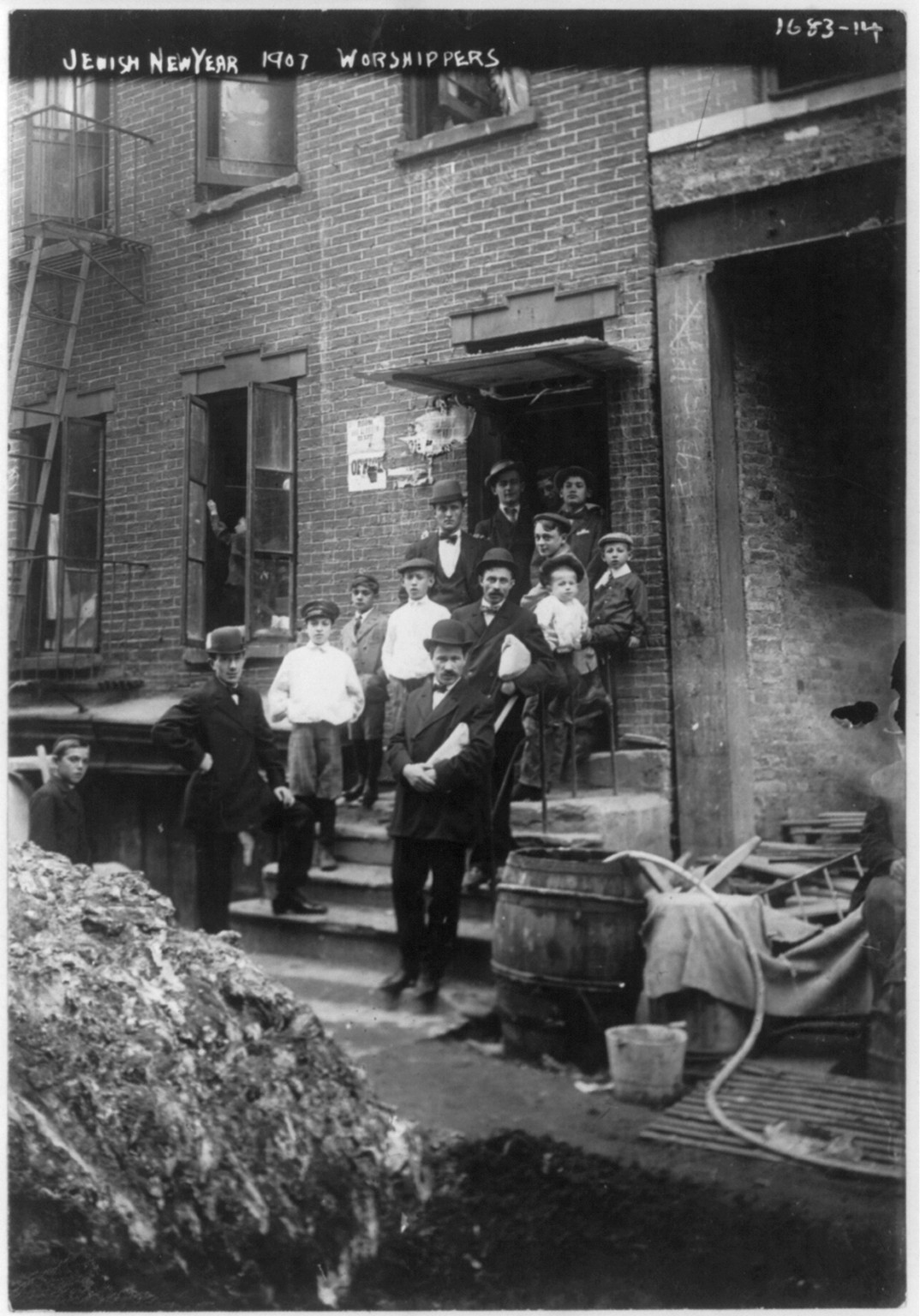 Worshippers on the Jewish New Year, 1907, in New York City, 1907 — historic photograph