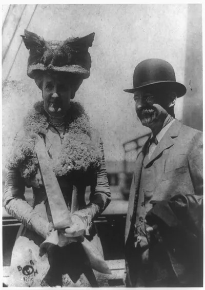 [Edward Henry Harriman, railroad magnate, and wife, three-quarter-length portrait taken outdoors]