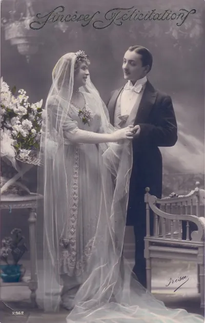 Sincères Félicitations wedding postcard, bride and groom