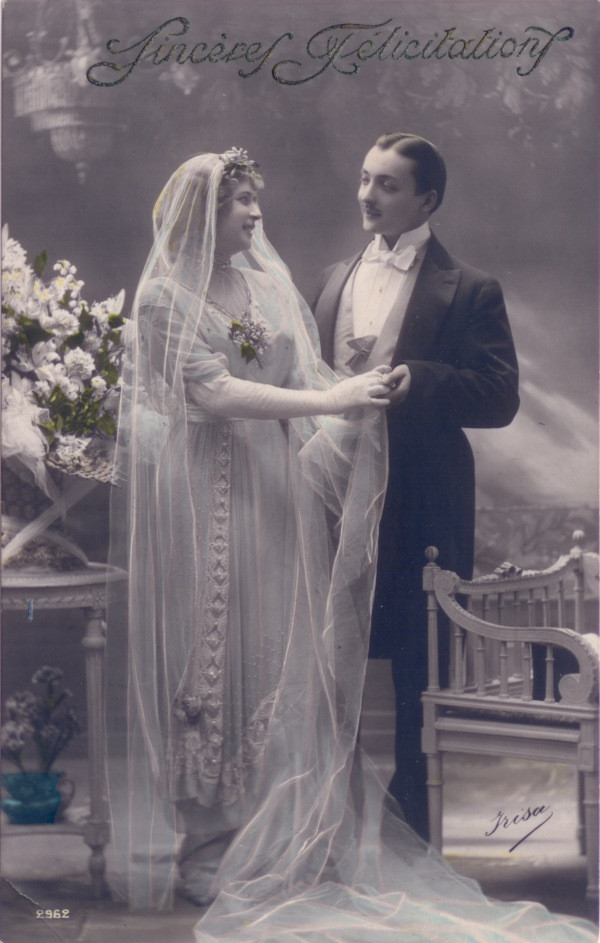 Sincères Félicitations wedding postcard, bride and groom — vintage postcard