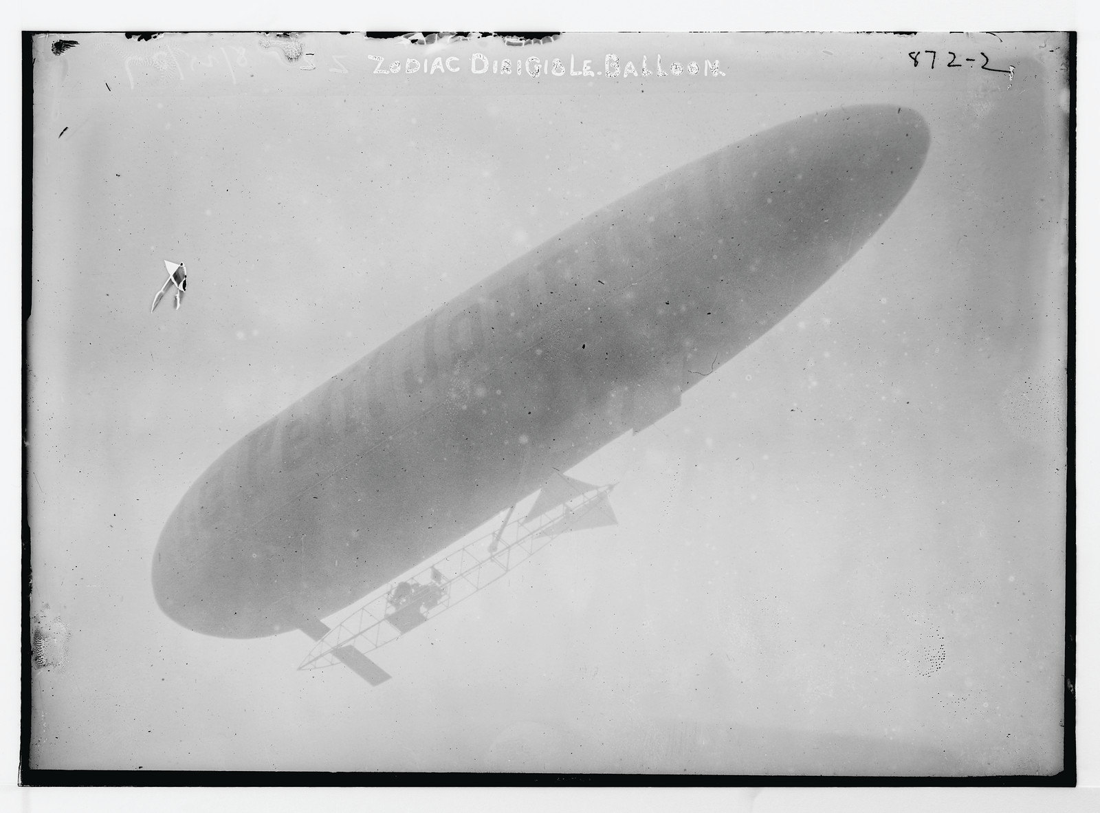 Zodiac dirigible balloon, in flight, 8/25/07. — historic photograph