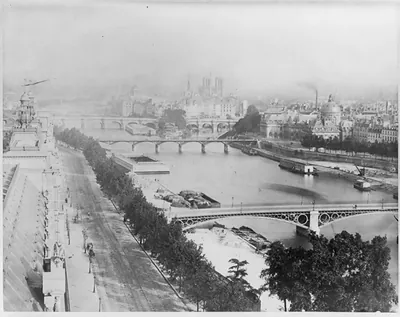 [Grand Balloon... de Mr. Henry Gifford, 1878 - Low aerial view of Seine bridges from balloon]